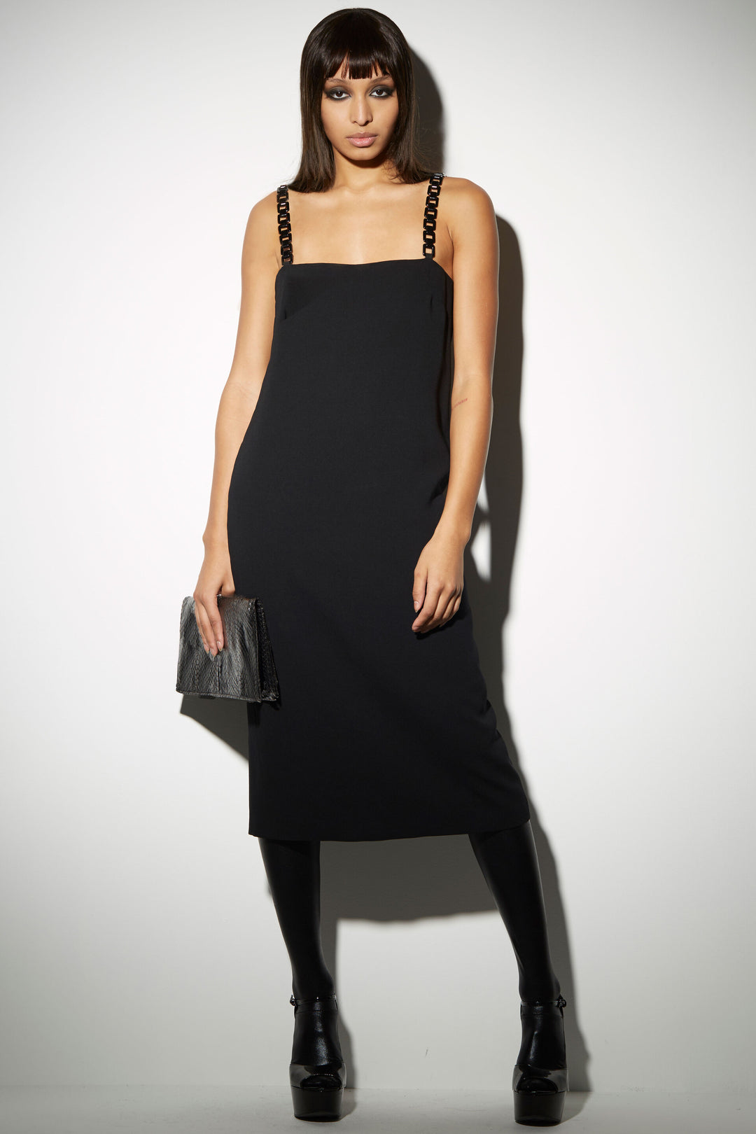 ROBE MIDI EN CRÊPE À BRETELLES CHAINES NOIRES – Sophie